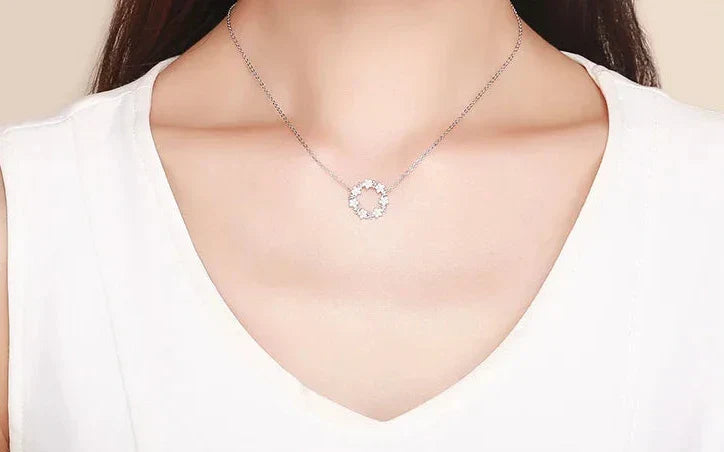 Collier fleuri étincelant